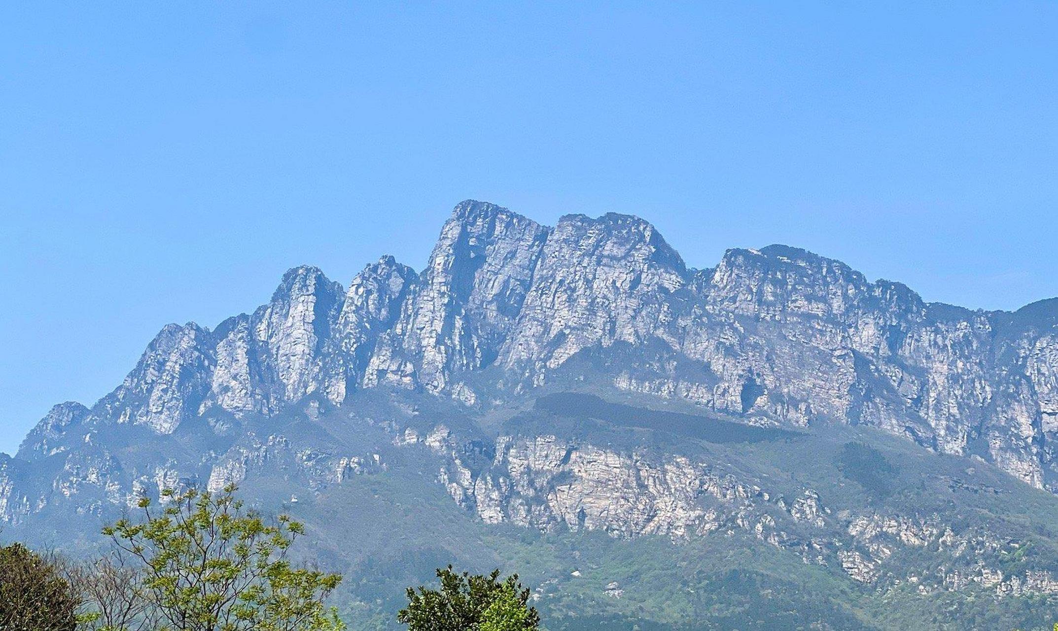 横看成岭侧成峰,远近高低各不同  庐山真景