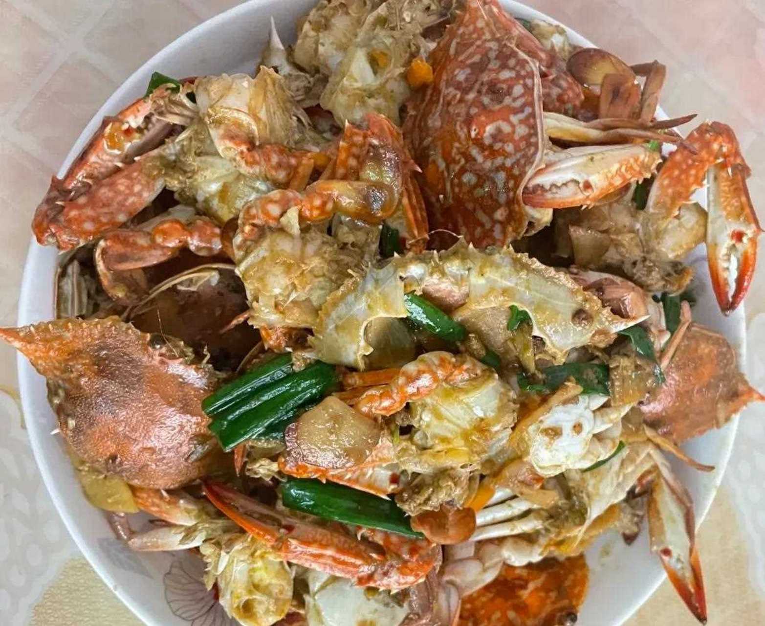 姜葱炒花蟹是广东传统的名菜,也是大排档的经典风味.