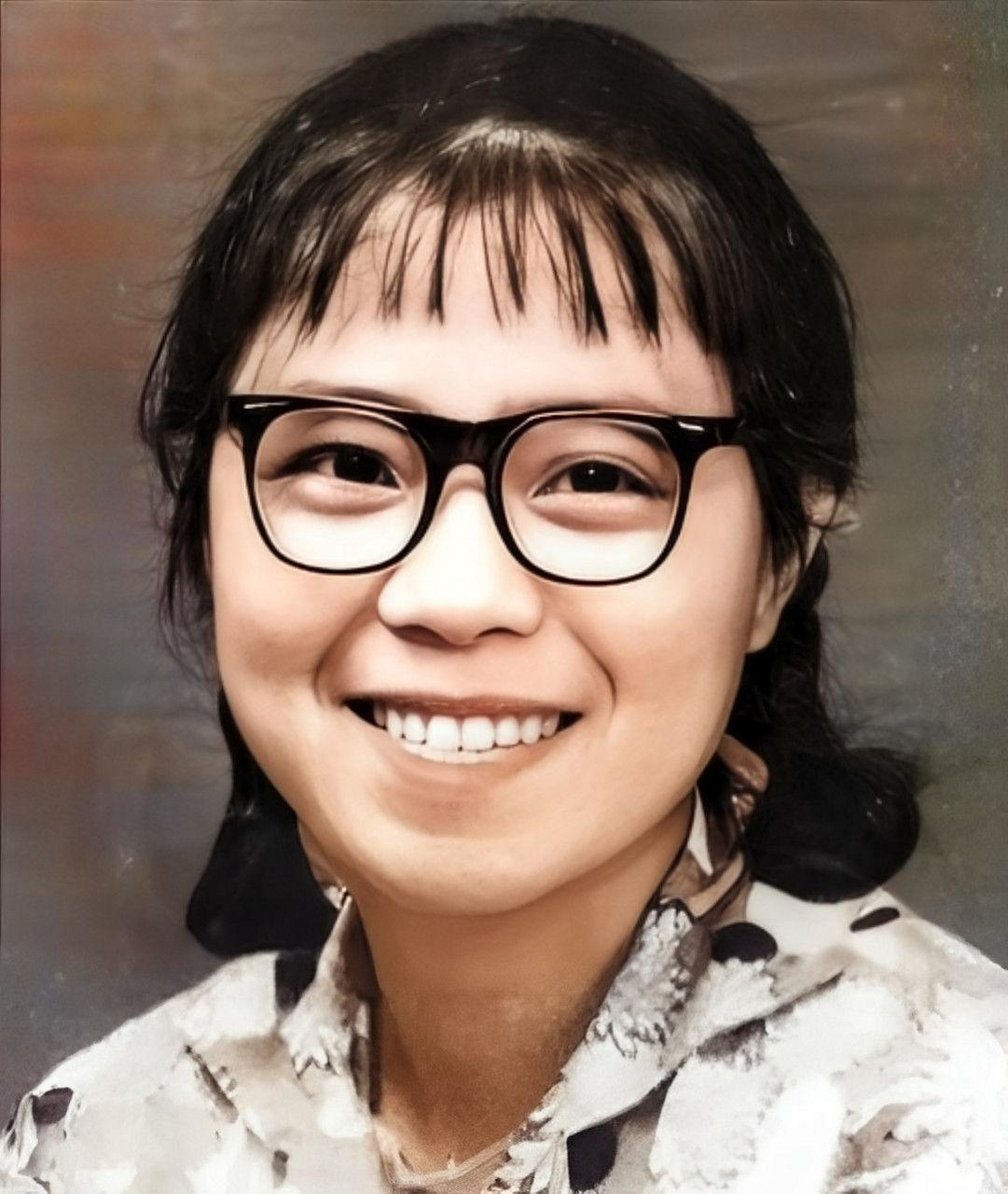 1974年,张桂梅为黑龙江的高中拍了一张珍贵的照片,当时她17岁,戴着