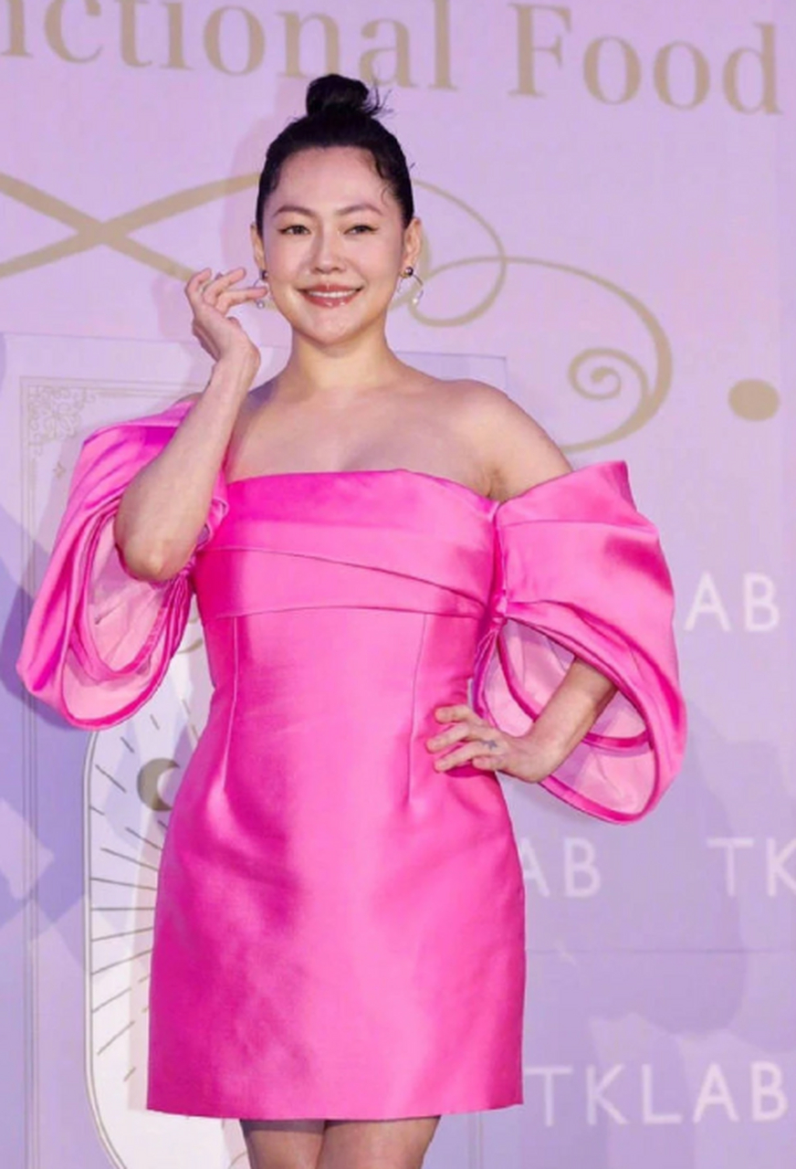 近日,小s出席活动,身穿一套红色露肩装,明显的能看到身材发福,脸部