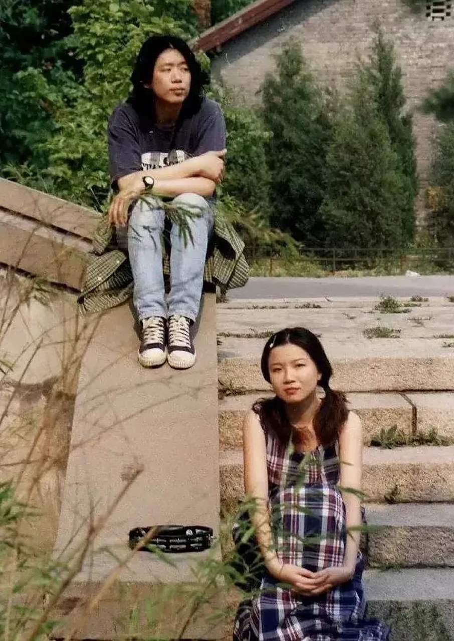 1995年,当时的歌手老狼和叶蓓合影留念.