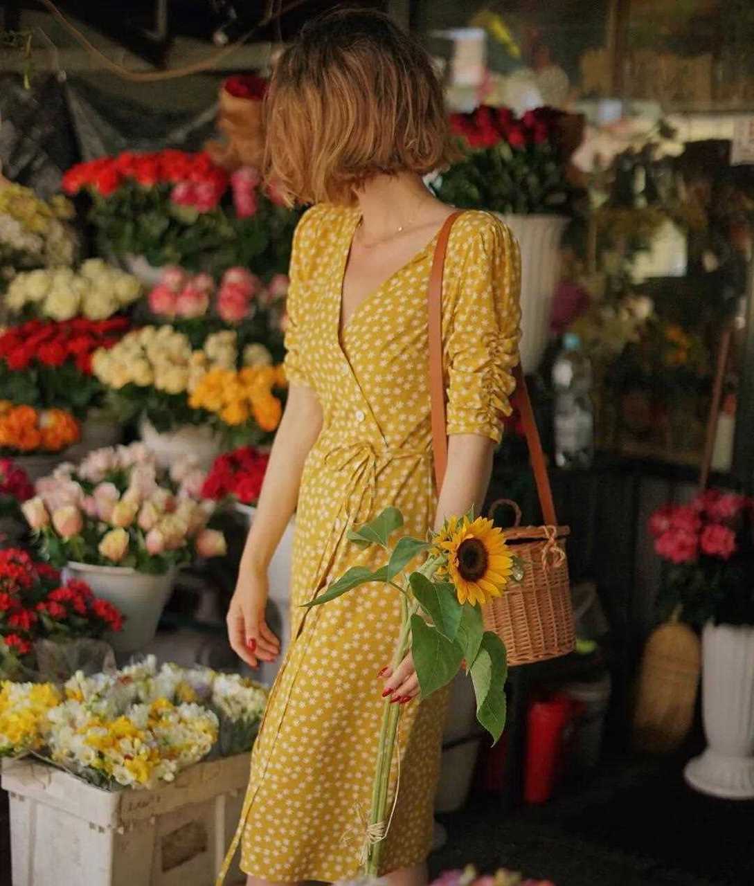 时尚博主constance来自波兰,日常穿搭比较擅长法式的穿搭格调,浪漫又