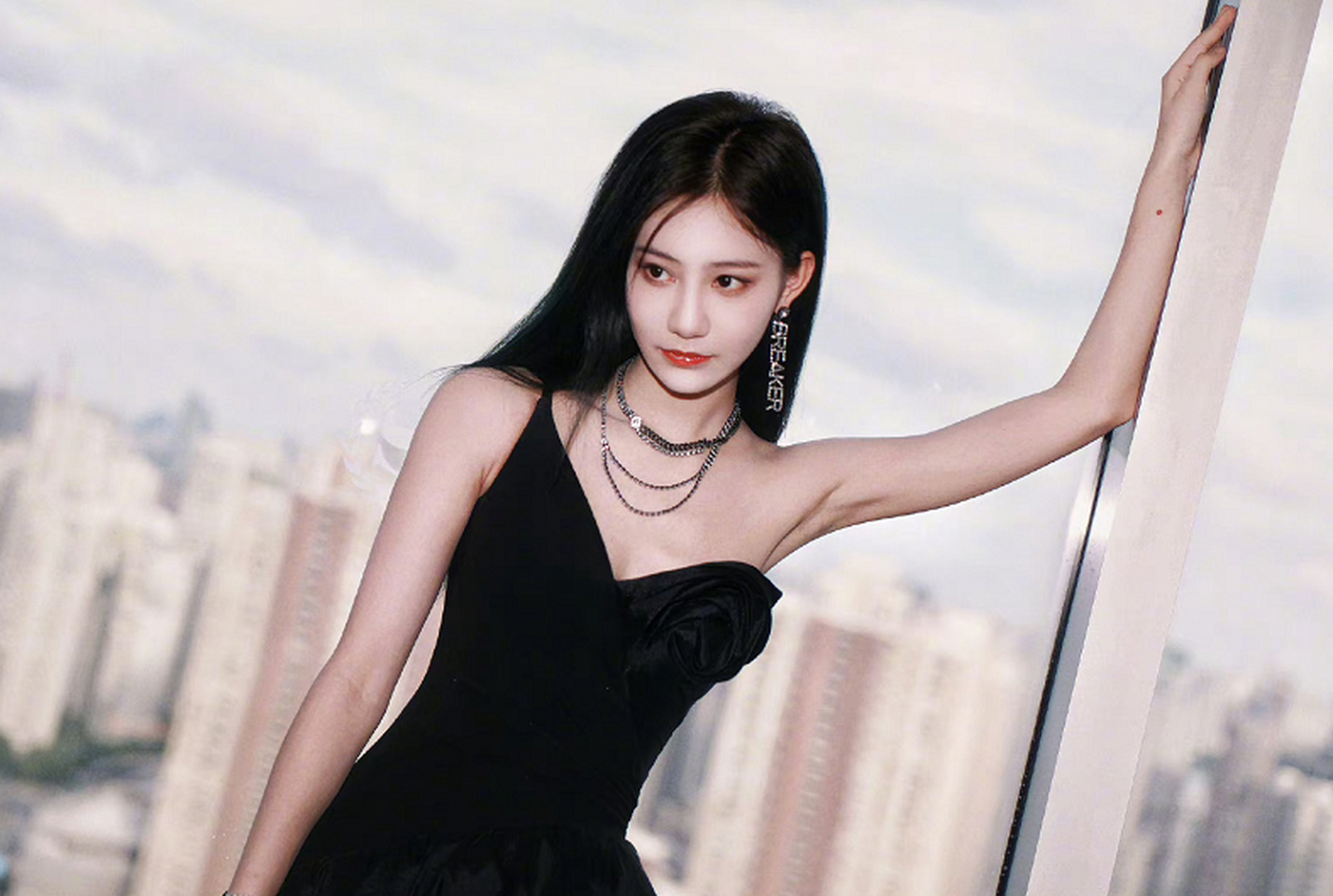 袁一琦的allblack造型,真的是酷girl.