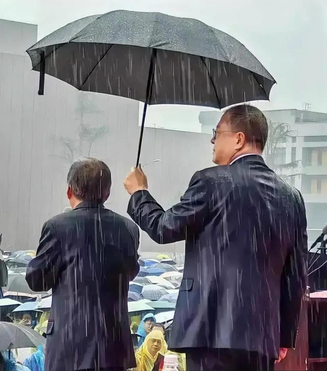 雨中男人撑伞图片