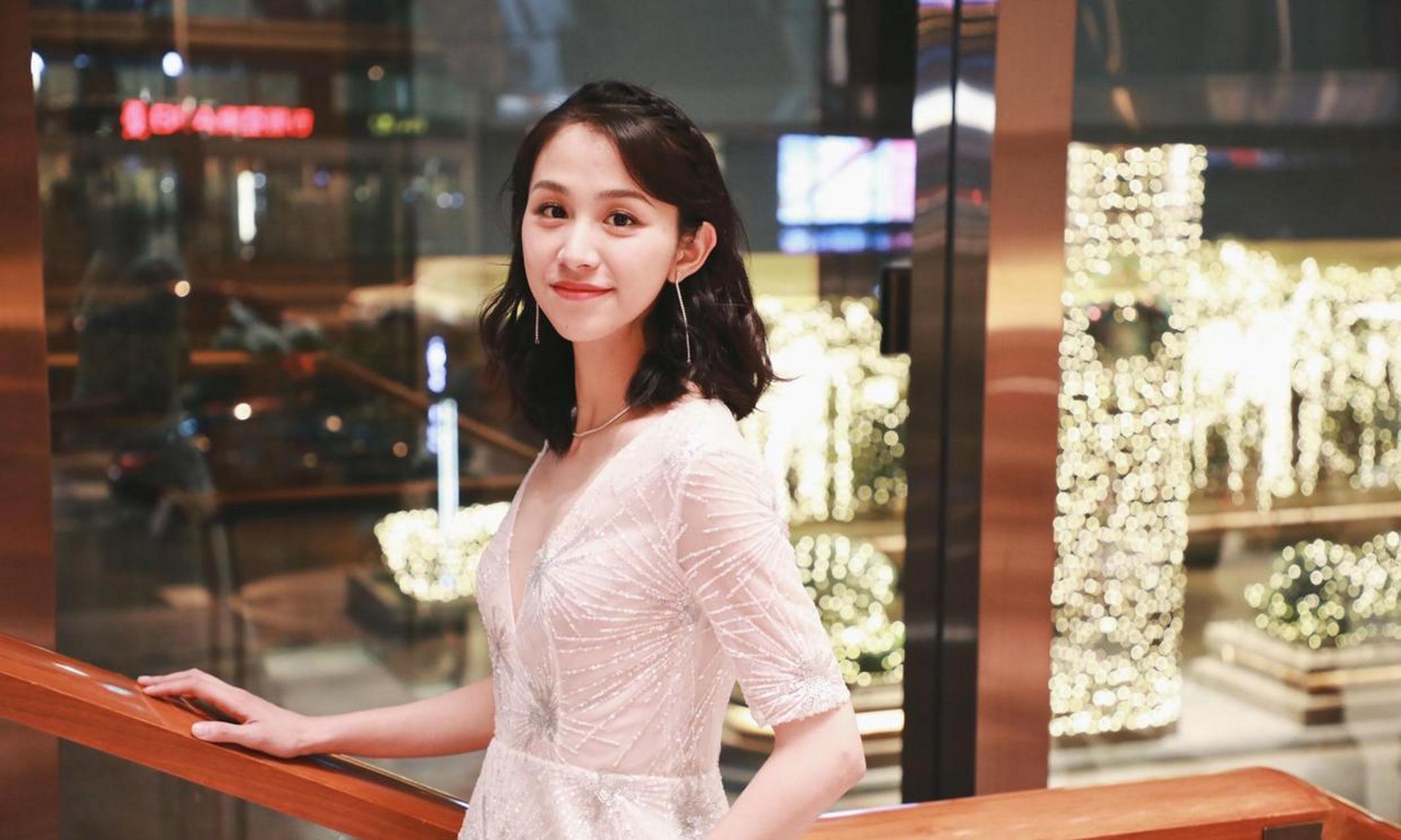 杨晞一袭v领白裙搭配精致配饰,有点高冷范的气质也把纱裙的美感和高级