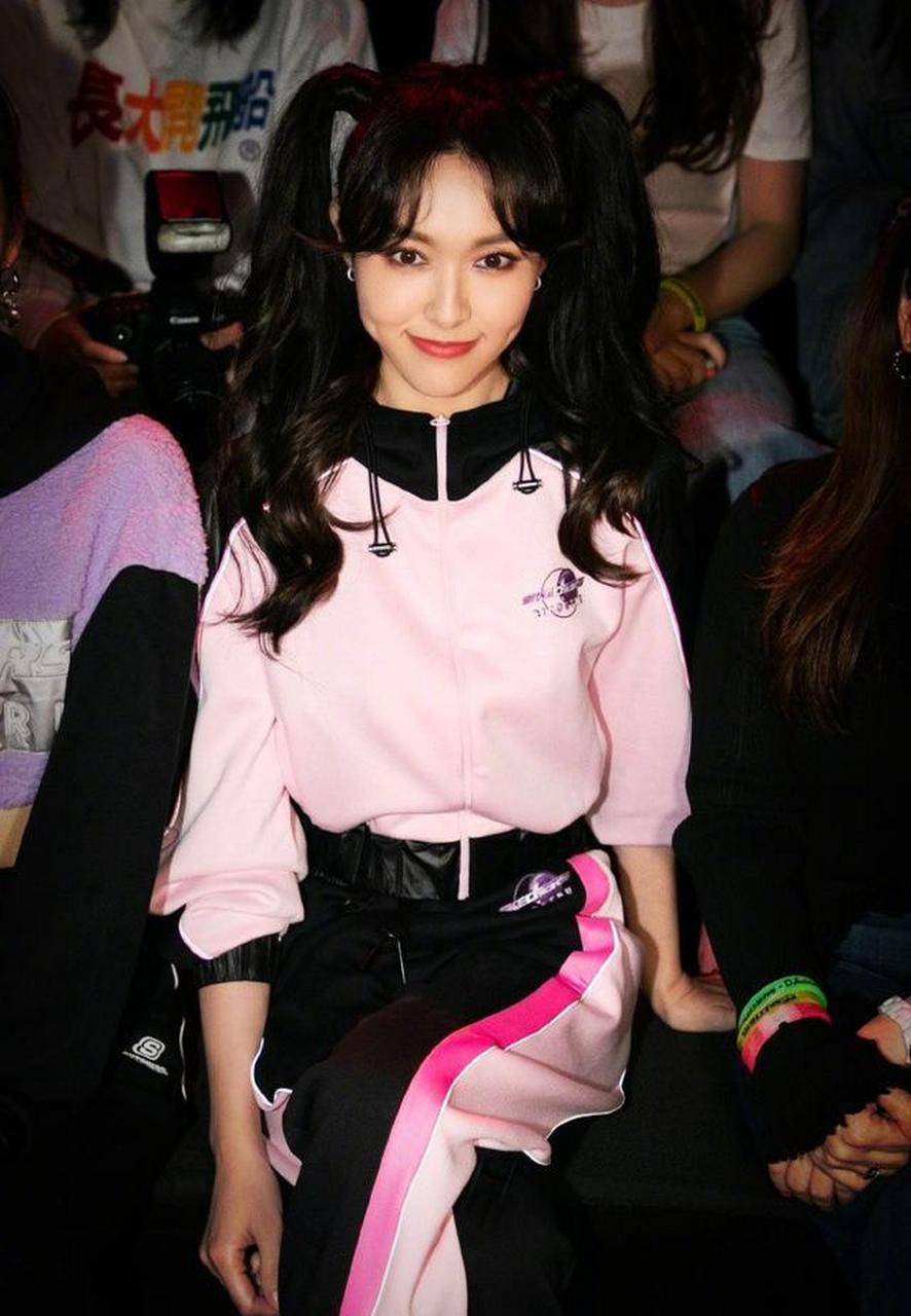 唐嫣撞脸郑爽?扎双马尾配运动装意外美成这样,真不像是刚生过娃