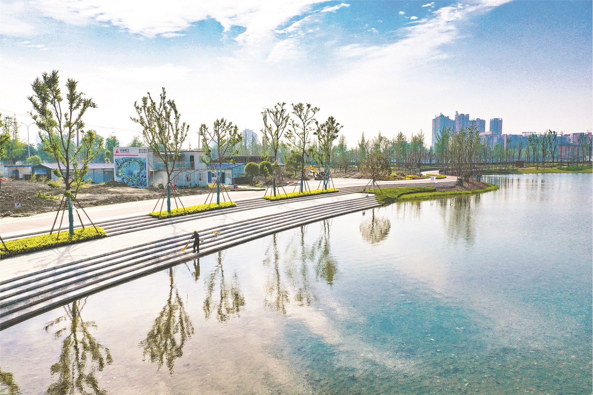 以菁蓉湖为坐标延展开去,1500余亩的菁蓉湖城市公园,健身场地,乒乓