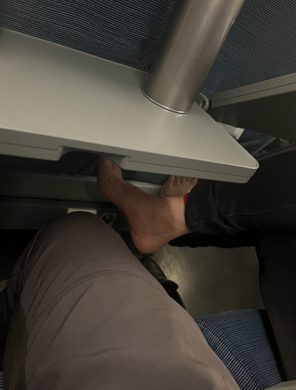 黑龙江高铁上一大叔脱鞋"味儿太大",邻座小伙让大叔把鞋穿上.