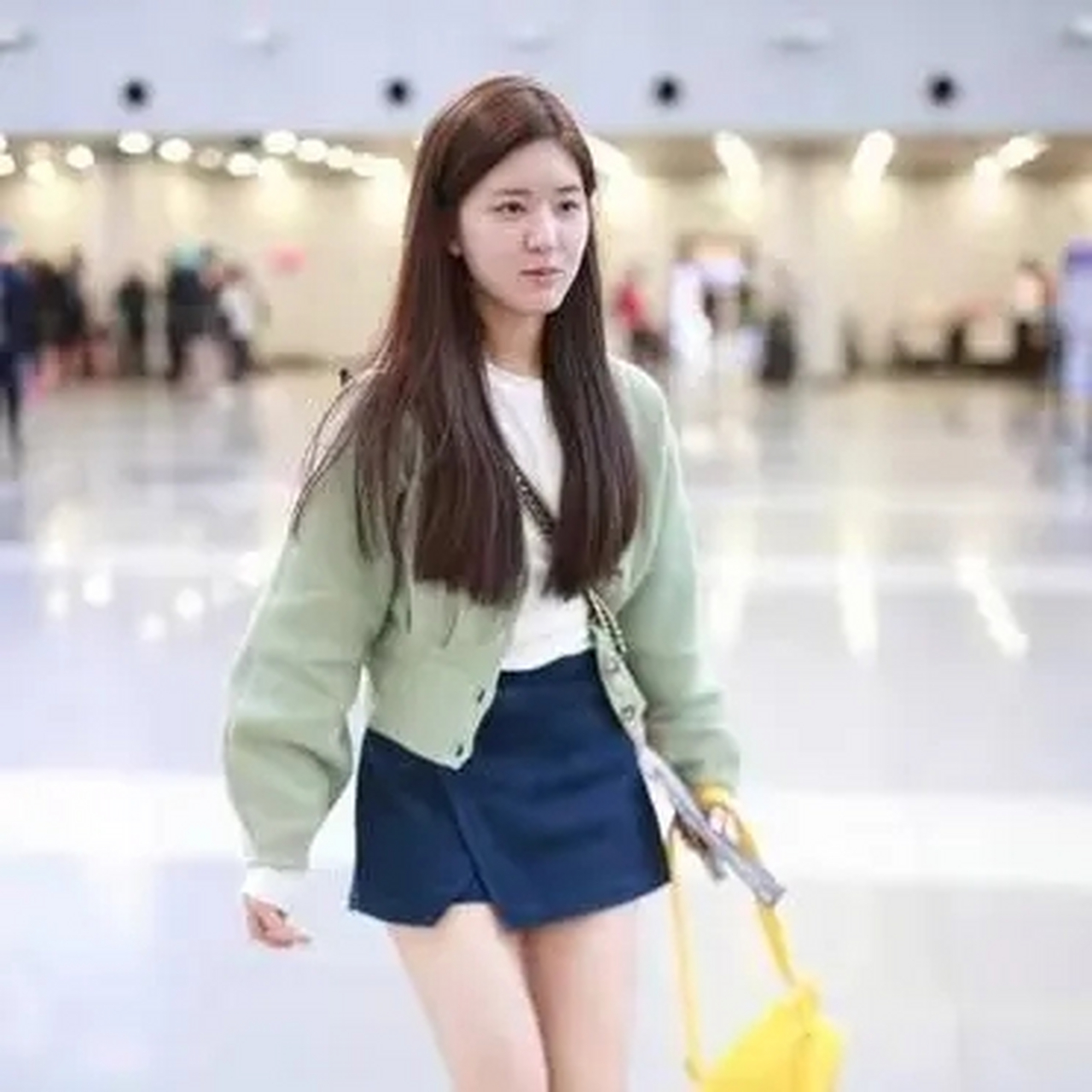 赵露思穿牛仔短裤,白嫩而又纤细的美腿,成为大多数女孩儿的最爱