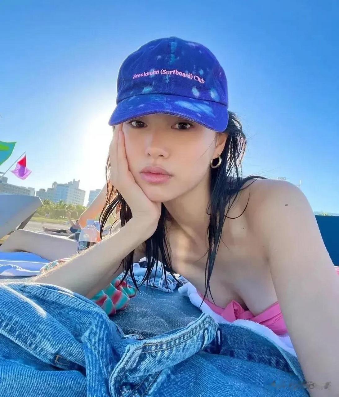 陈瑜不愧是维密超模,她拥有高挑丰满的身材,身上可是没有一点赘肉的