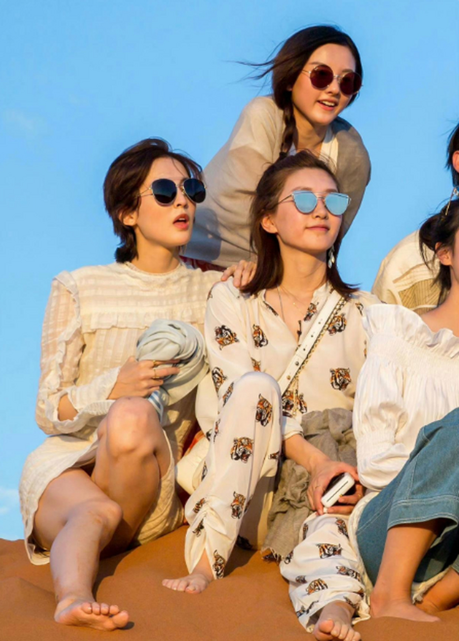 江疏影古力娜扎《花儿与少年》时期的沙漠沙滩合影,其实跟素人差不多