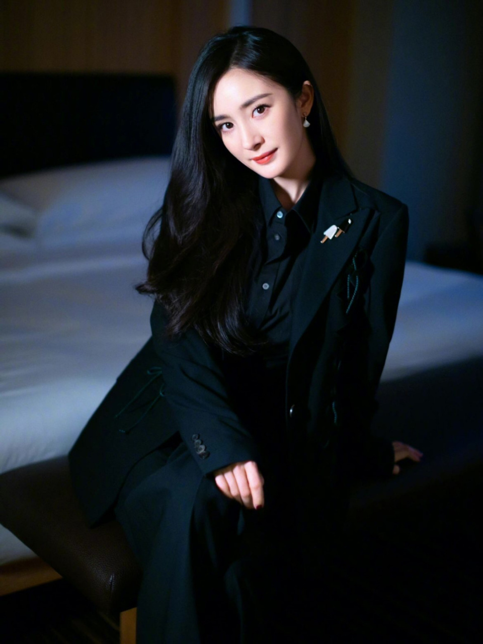 杨幂黑色西服套装活 动造型|||杨幂受邀出席盛典 ,身穿早春系列西装