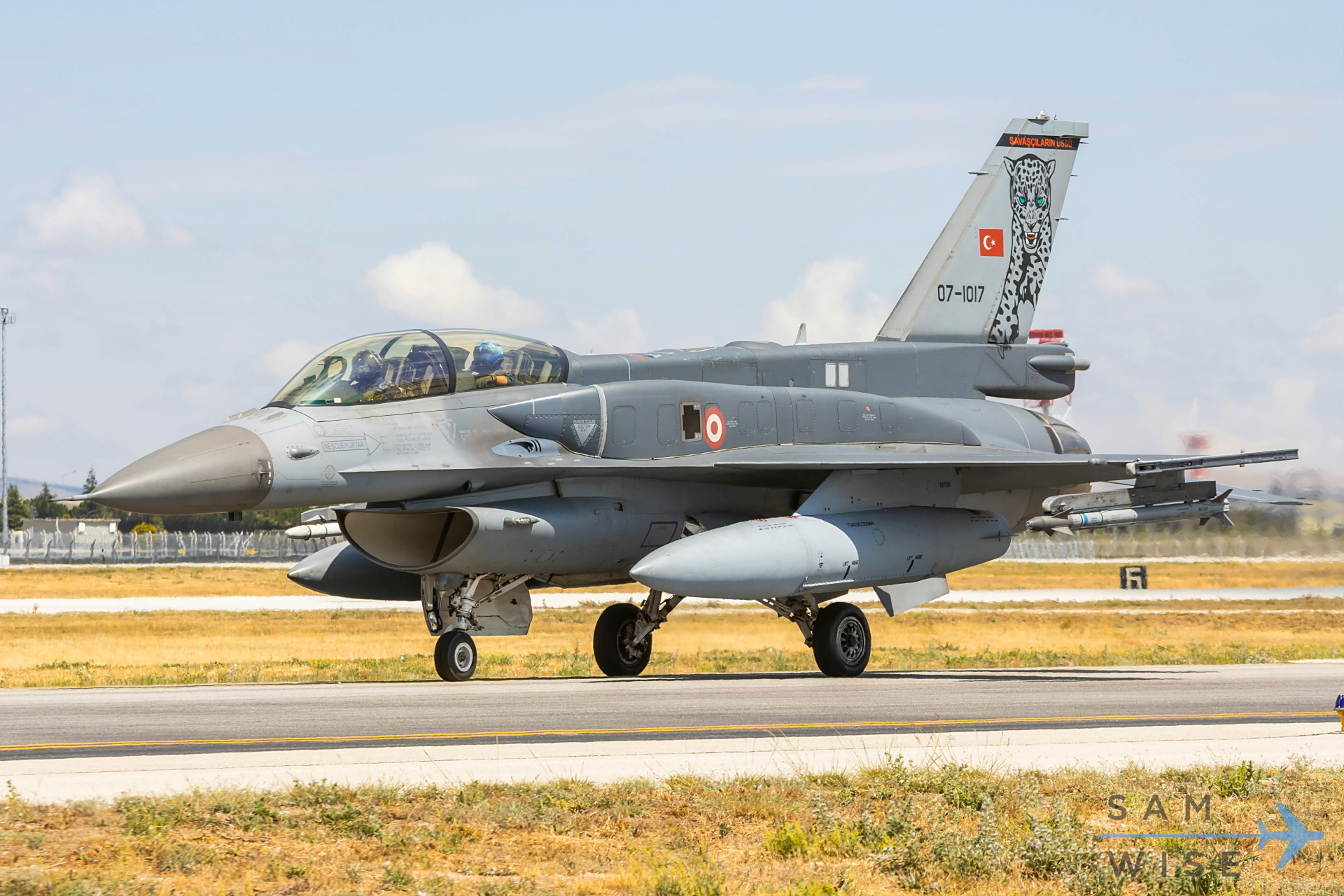 自己也拍过一些,土耳其空军一共装备了270架左右的f-16战斗机,目前