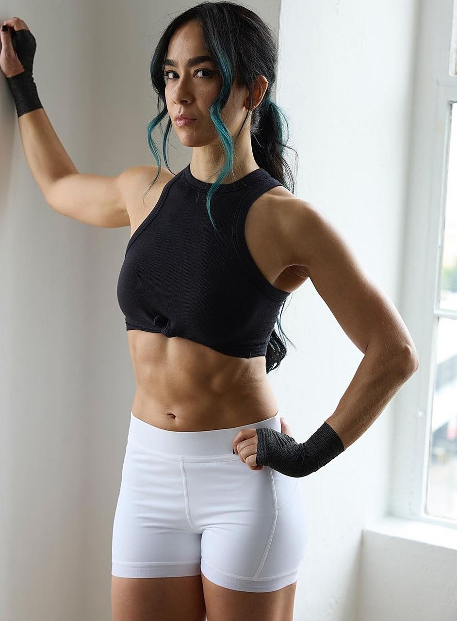 aj lee最近把自己练到这么大只,是为了配合在美剧《heels》第二季中的