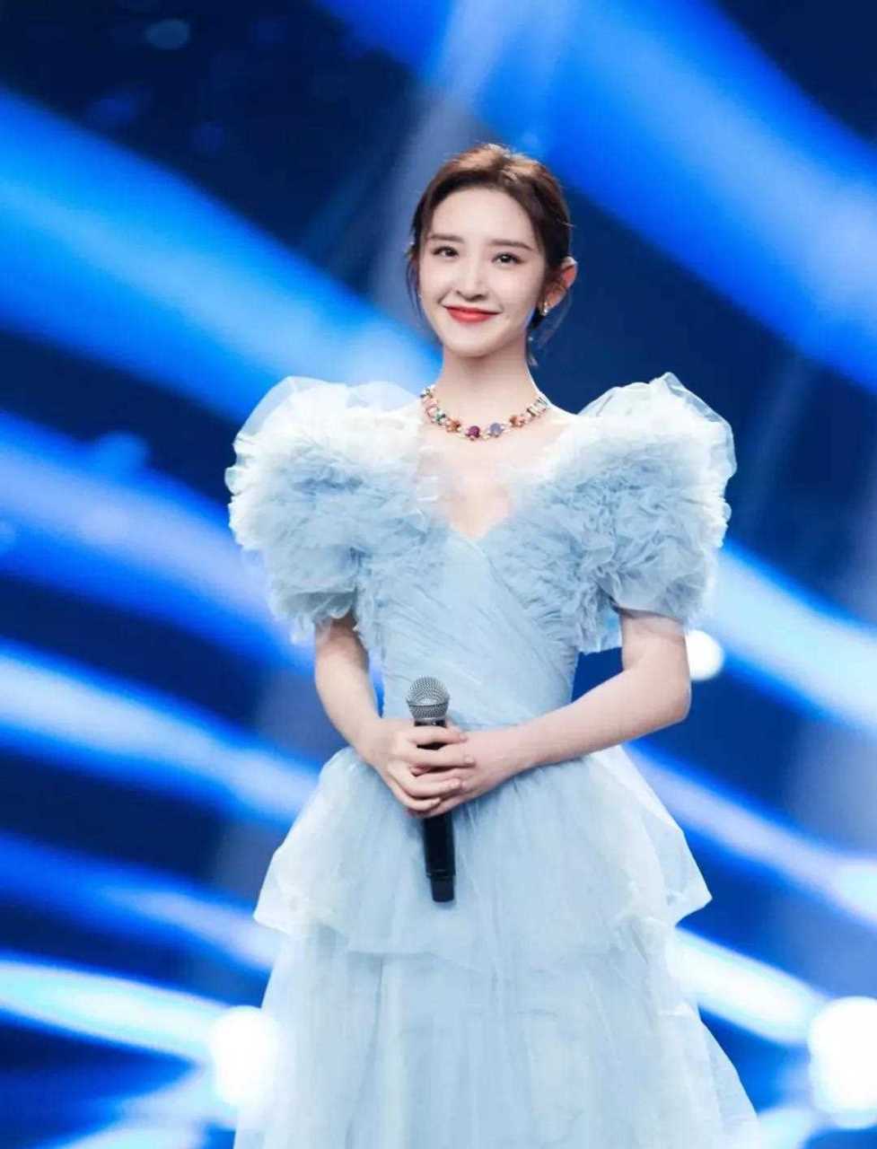 《麻辣姬姒色彩8》唐艺昕的穿搭品味还是不错,看看下图一,粉蓝色的