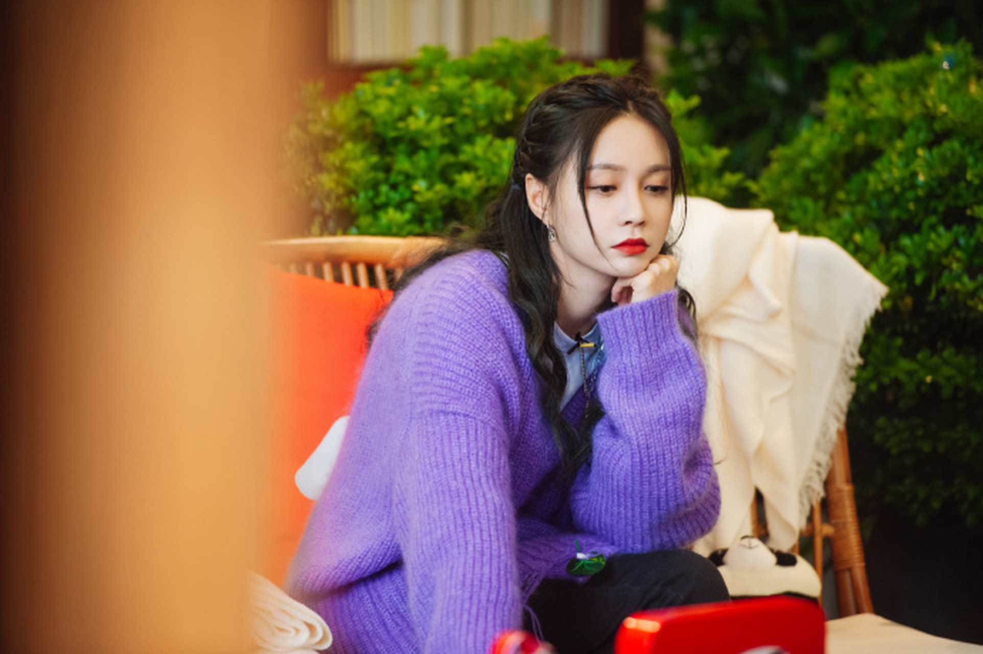 沈梦辰穿着一件紫色的毛绒外套内搭简约白色上衣,偏休闲的风格因亮色