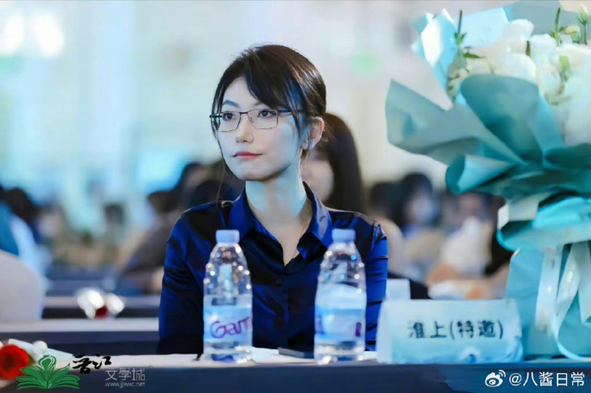 晋江作者大会上的淮上正面照,顶着一张萨摩耶的头像,以为是个可爱甜美