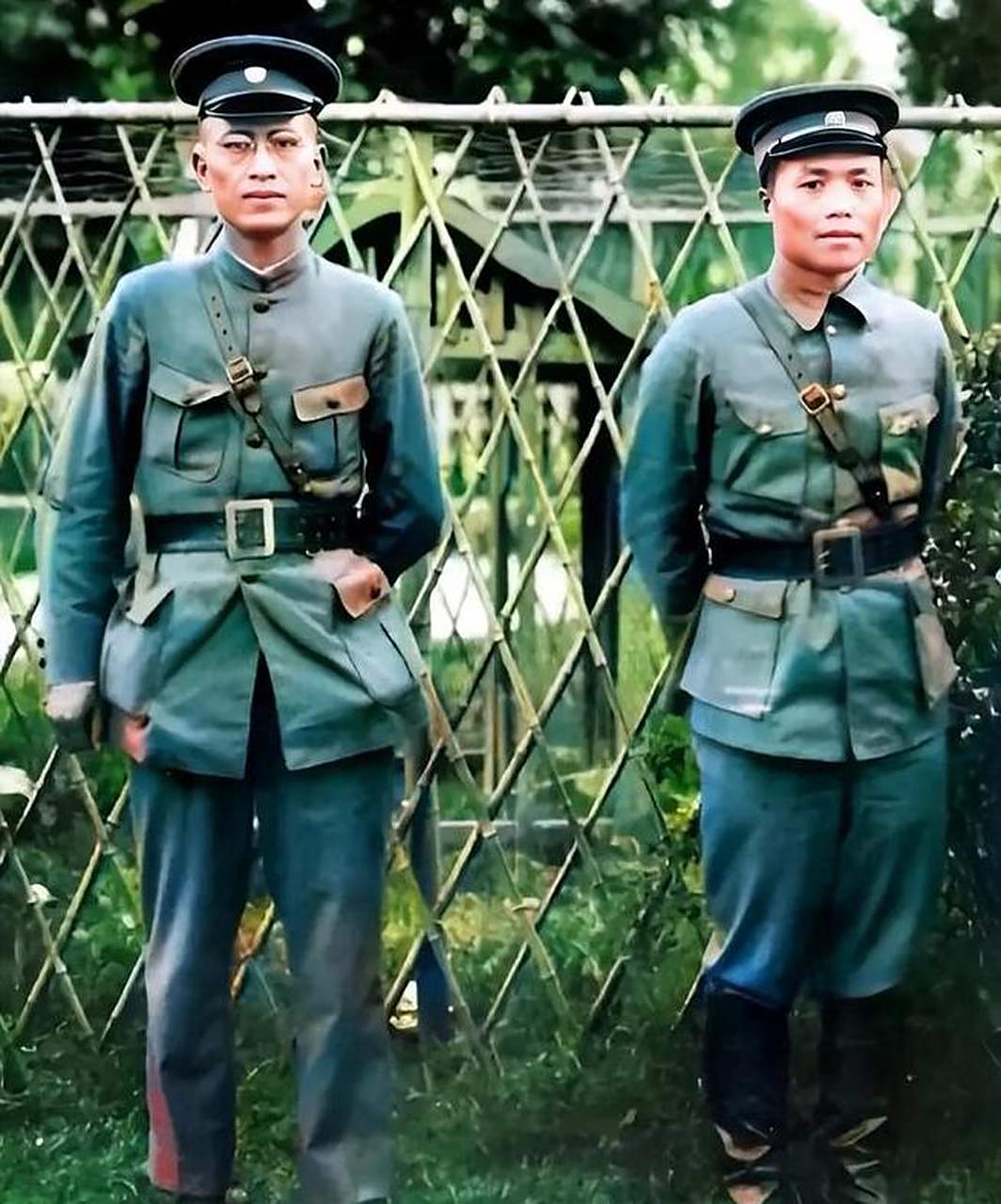 1929年,桂系首领李宗仁和白崇禧的一张珍贵合影,照片中左边带着眼镜的