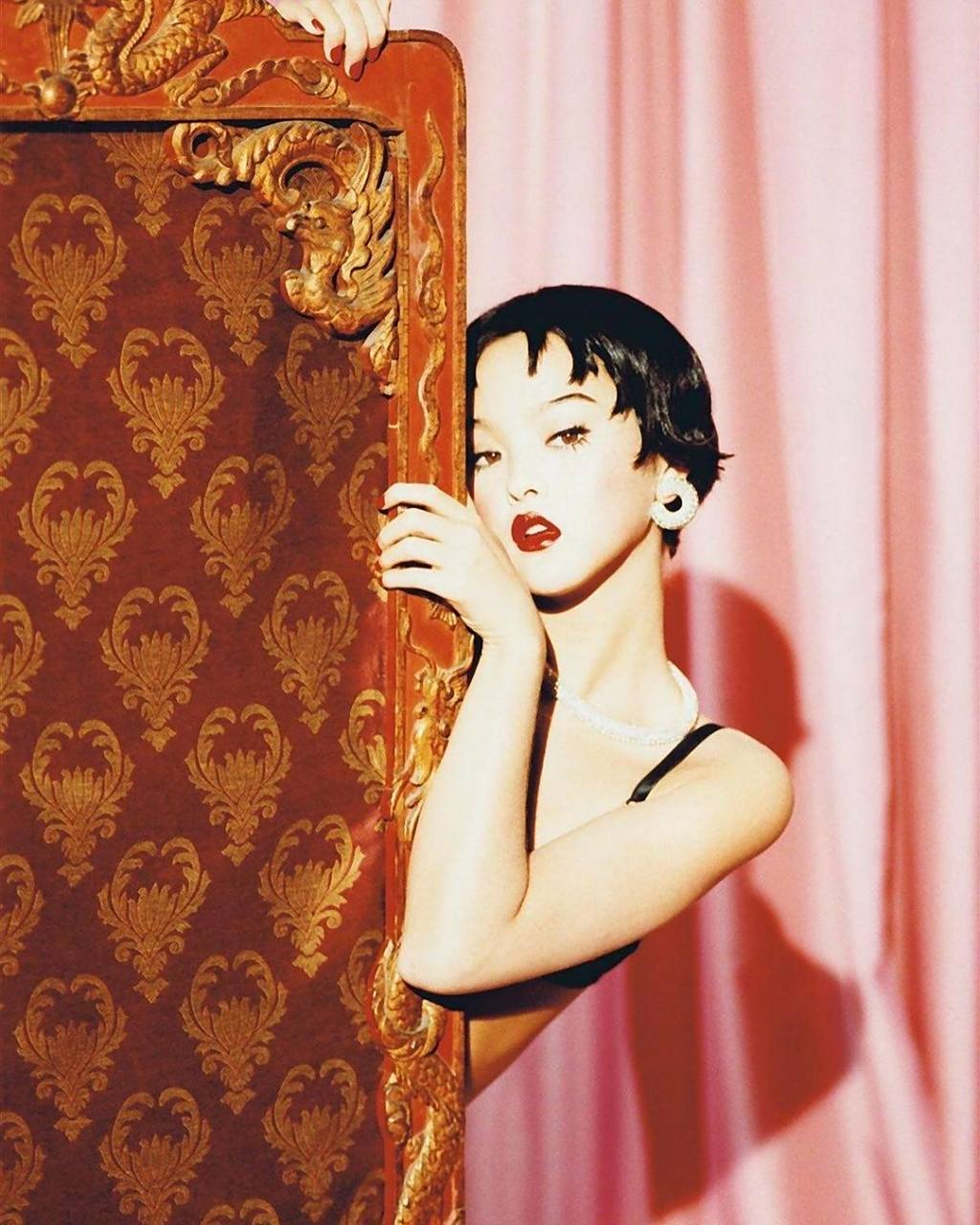 devon aoki(戴文青木)2001年为interview magazine拍摄的杂志,她在内