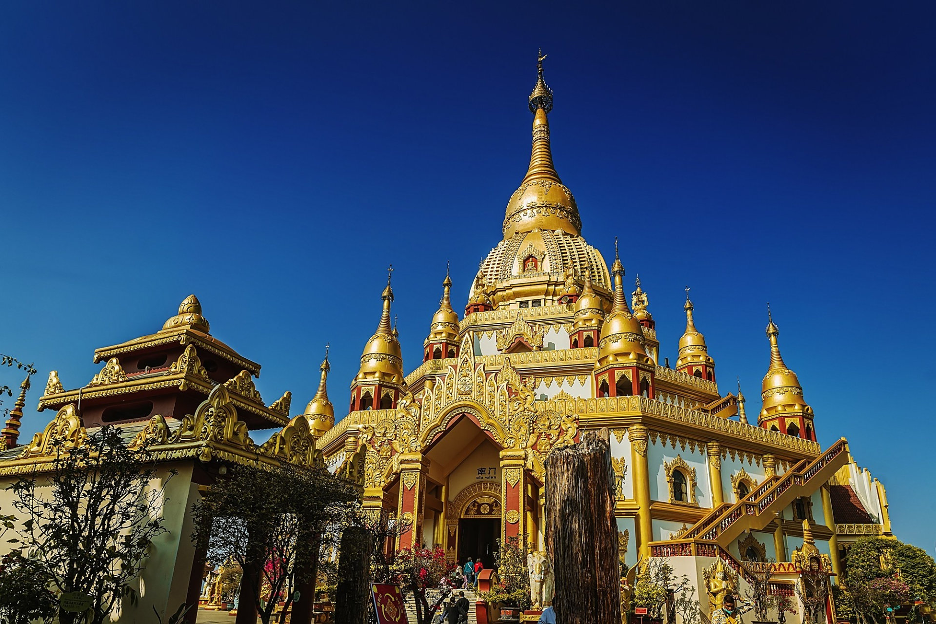 勐焕大金塔位于云南省德宏傣族景颇族自治州芒市,高耸挺拔,是中国第一