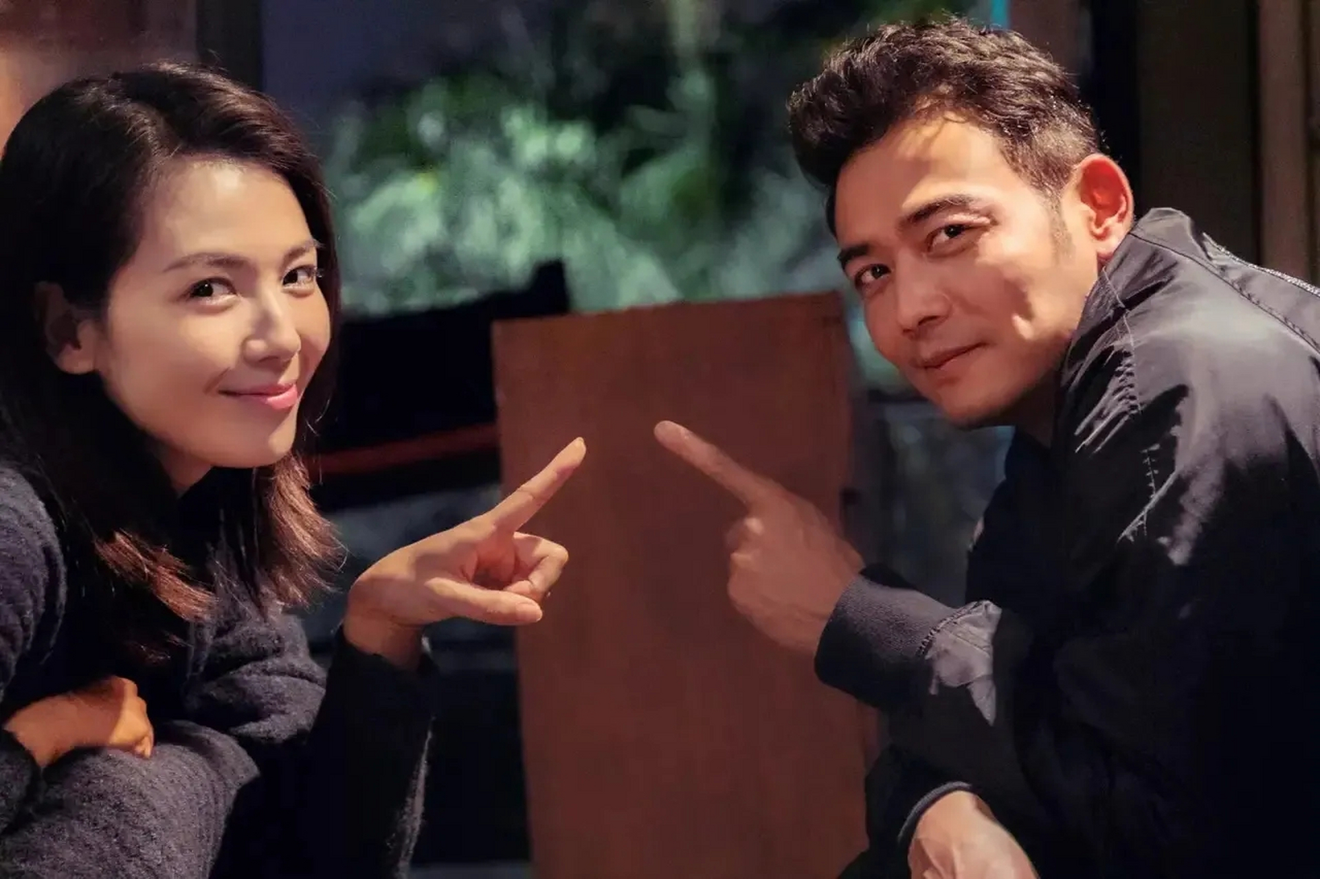 刘涛和男闺蜜杨烁在一起确实很协调,刘涛一款藏蓝色针织长裙极好的