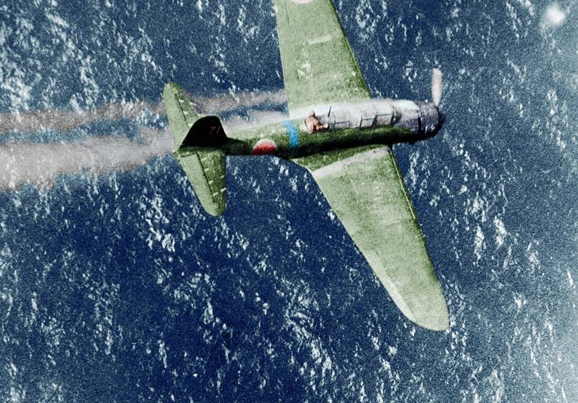 特鲁克战役期间,一架日军的中岛b5n2"凯特"鱼雷轰炸机在特鲁克附近