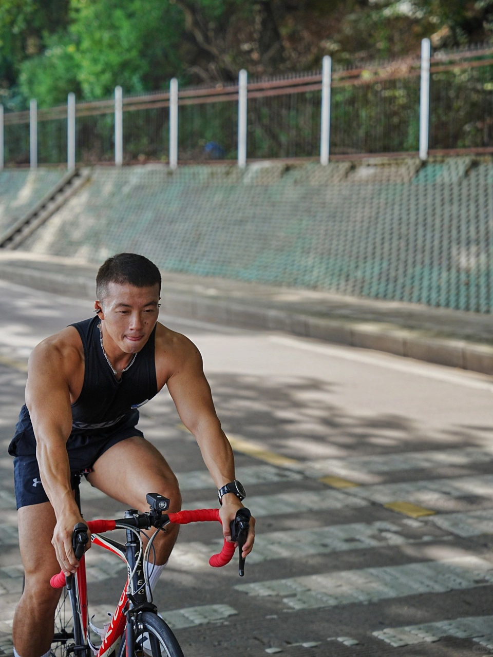 运动男孩绝美梧桐路