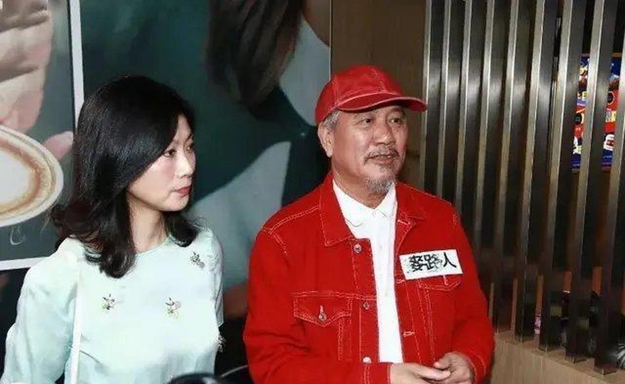 百家号星火计划# 64岁万梓良不退休,小16岁空姐妻子现场探班,气质