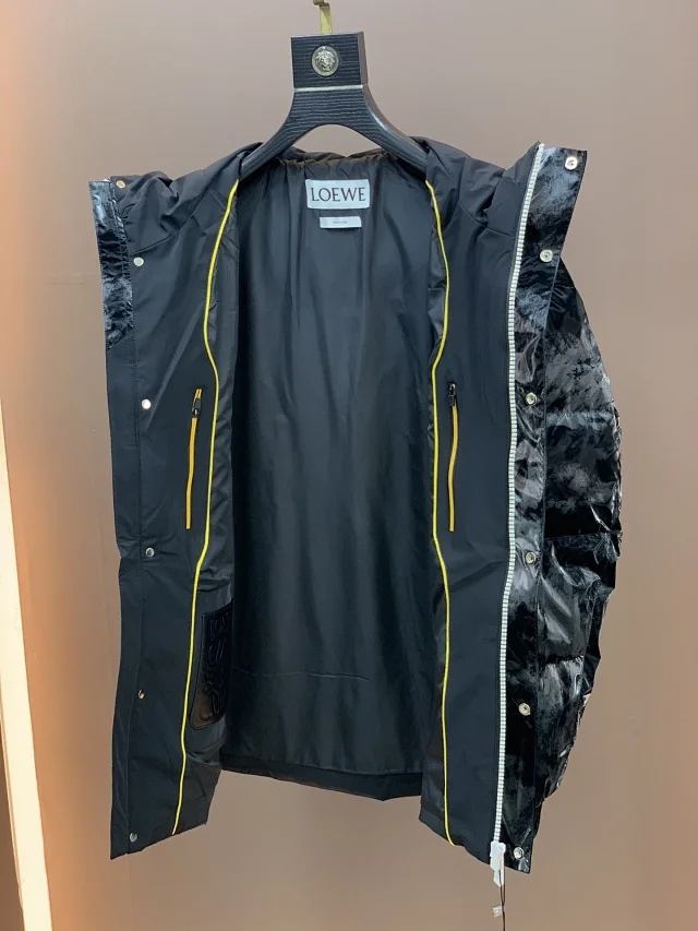 罗意威时尚羽绒服:亮面雪山迷彩系列面料防皮质面料,防水防风做工精细