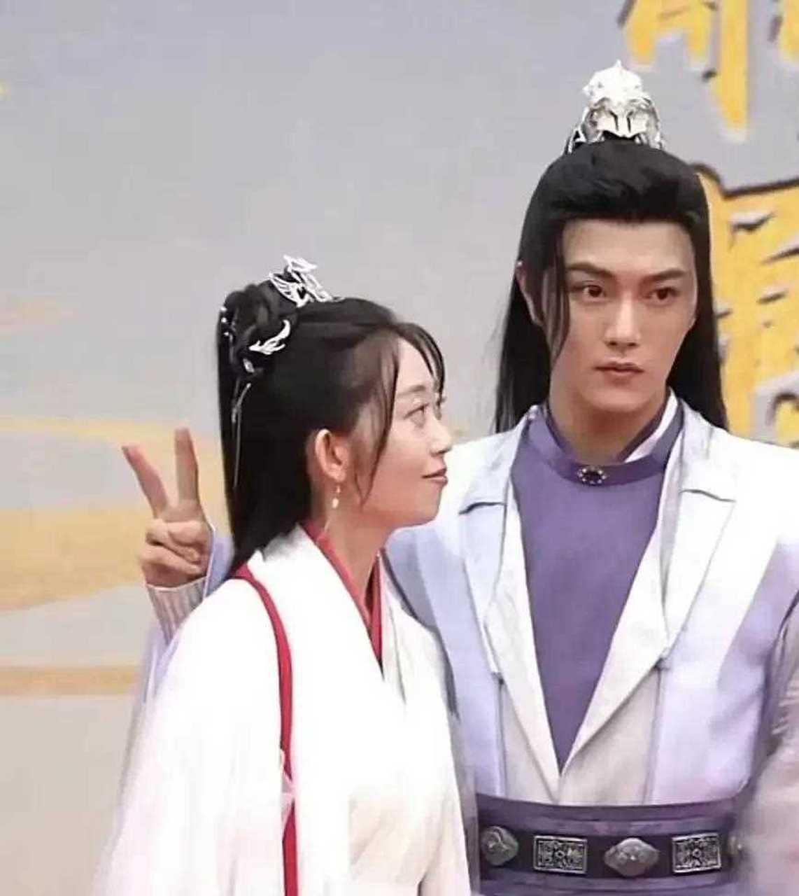 这男主一脸嫌弃的表情太搞笑了!生无可恋.