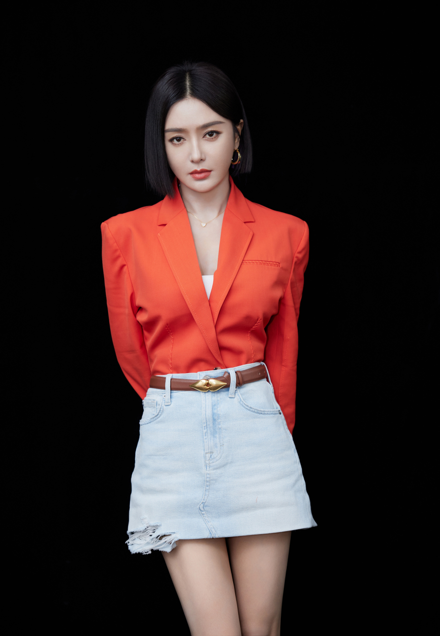 秦岚 红衣似火,黑衣素雅, 人生最好的状态, 是每天醒来面朝阳光,嘴角