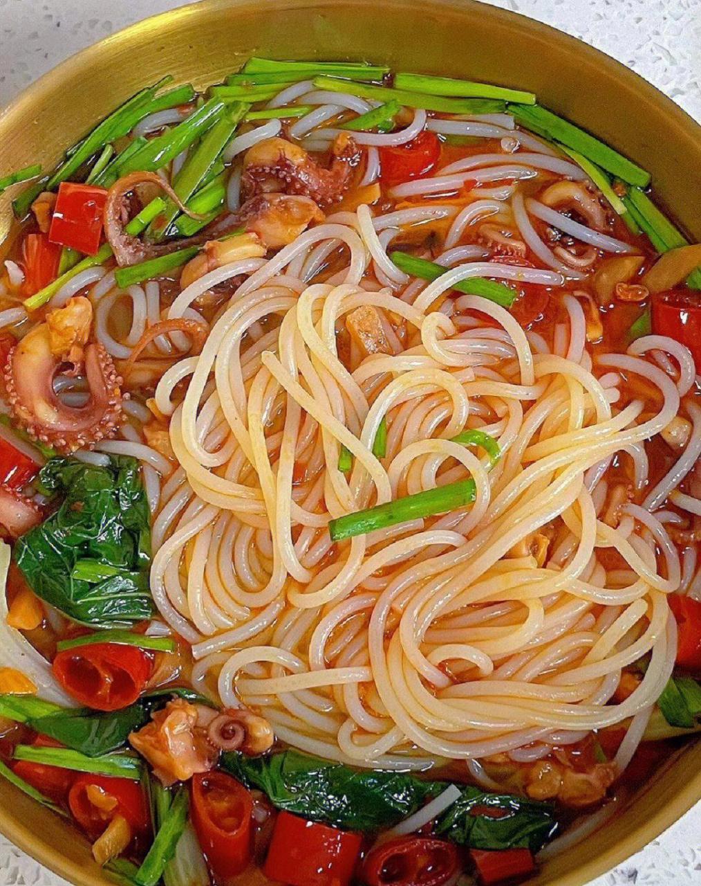 在家一人食鱿鱼须米线暖暖的很舒服啊 做法:1,鱿鱼须洗净,锅内加水,葱