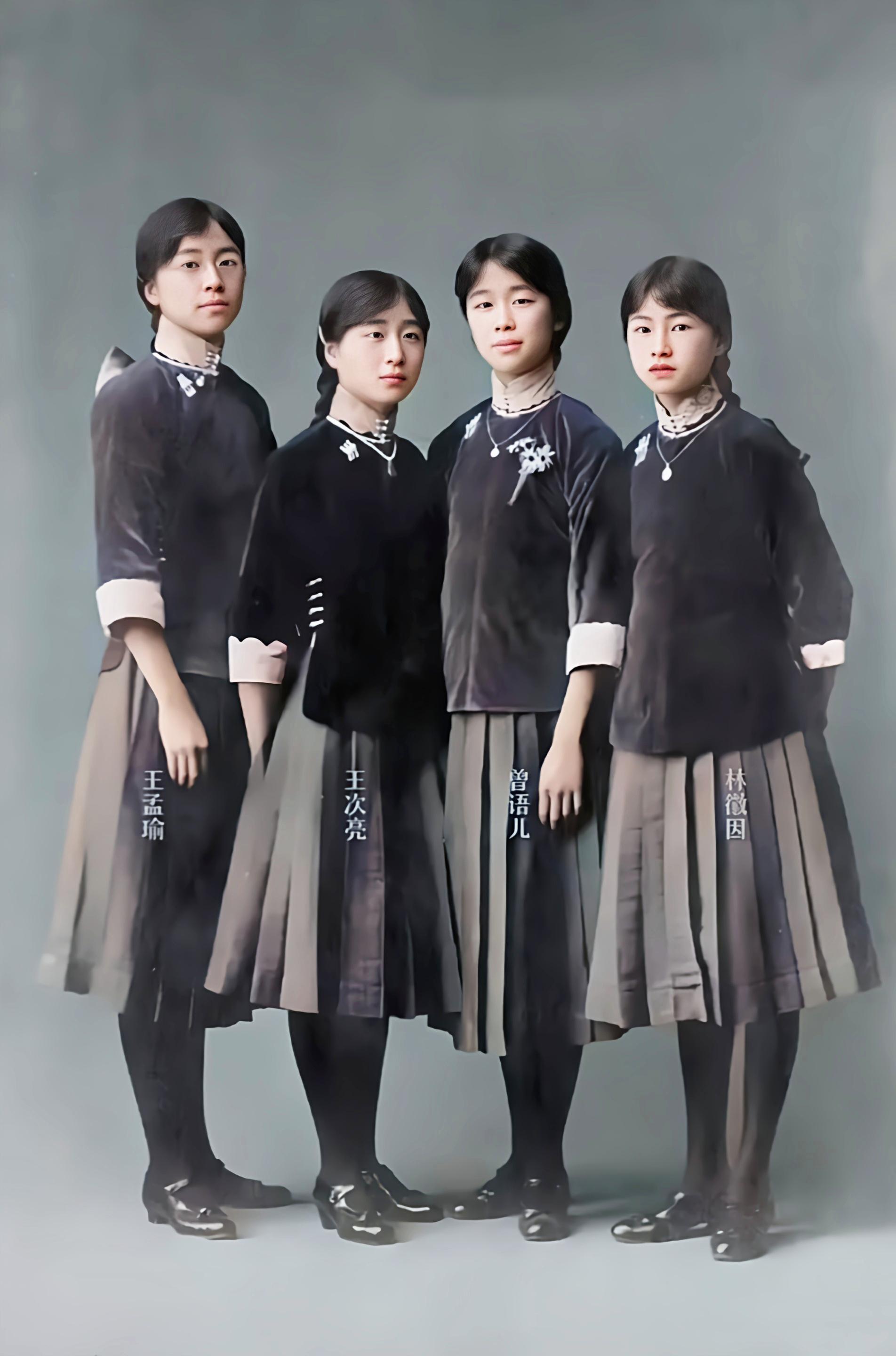 看来看去还是民国时期的女生校服最好看比日本的优雅比现在的洋气