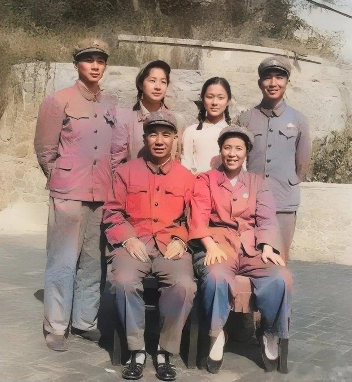 70年代初,一名解放軍的首長,罕見的全家福,鏡頭中的首長和夫人並排而