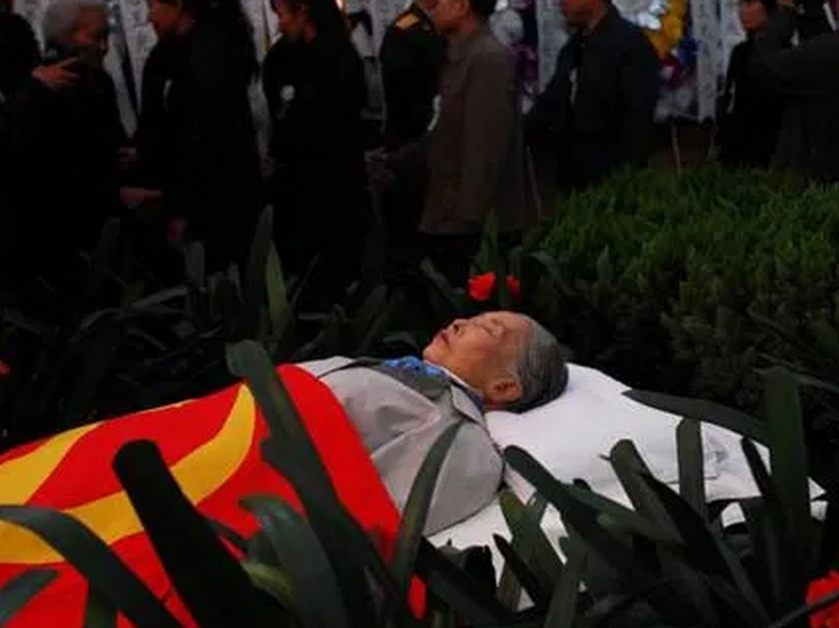 2006年,王光美老人病逝后,一张珍贵的遗容老照片,灵堂的大厅内,她身披