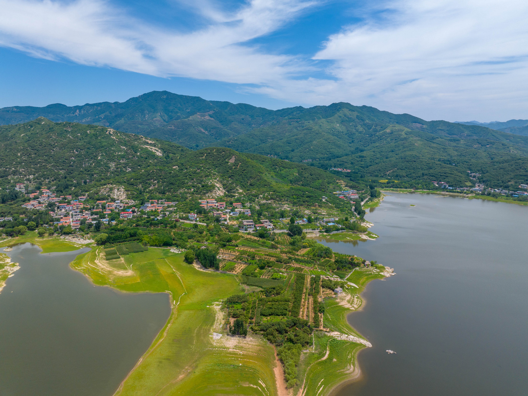 黄前水库位于泰安市岱岳区北部黄前镇,周围山峦环绕,景色优美,是泰安