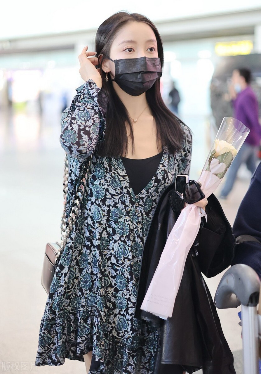 机场街拍 姜贞羽蓝色印花连衣裙 墨镜温柔可人.#夏日斩男穿搭