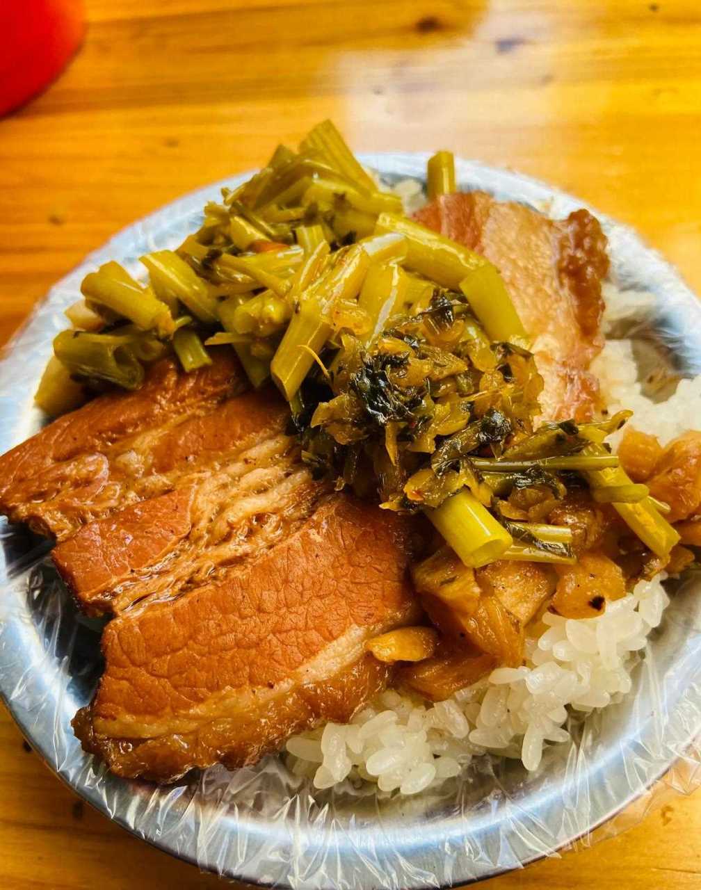 广西南宁必吃美食扣肉糯米饭,扣肉软烂合适又不腻![?