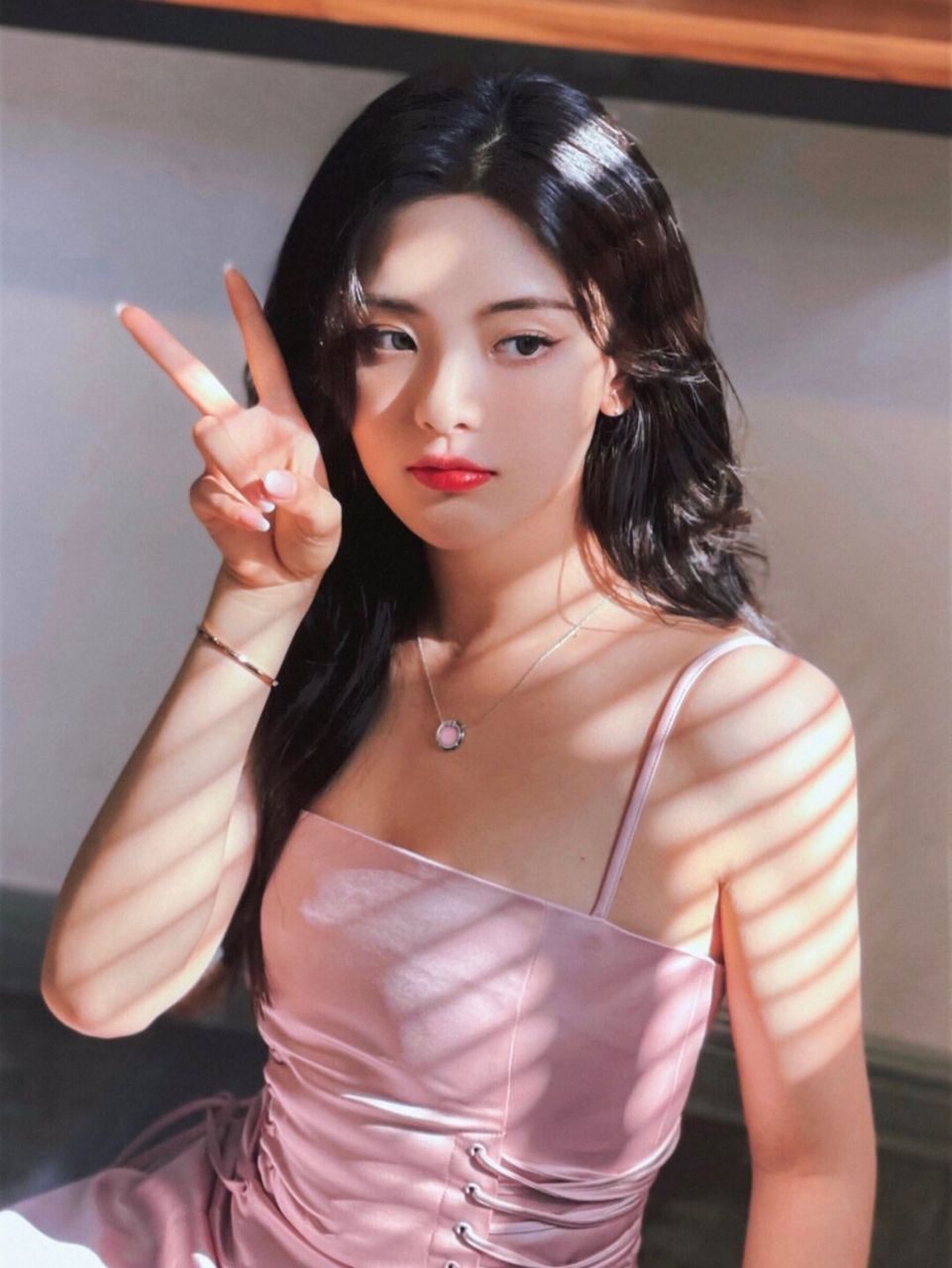 杨超越一组写真造型 身穿粉色吊带修身连衣裙, 腰部抽带设计更显身材