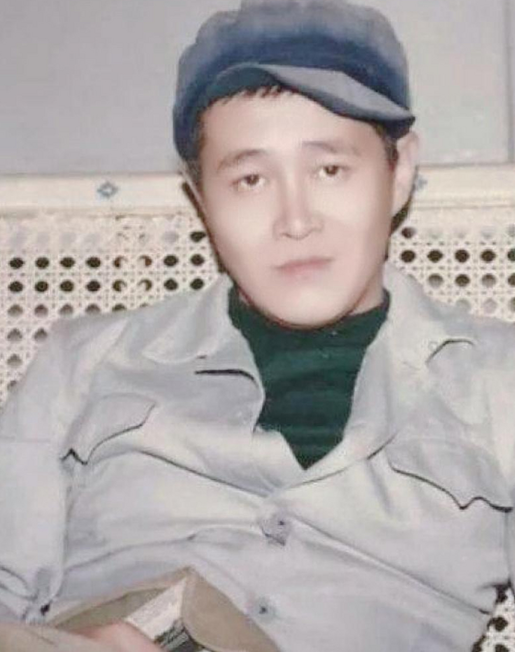 帅哥的尽头是赵本山,所以赵本山年轻时候也是帅哥.