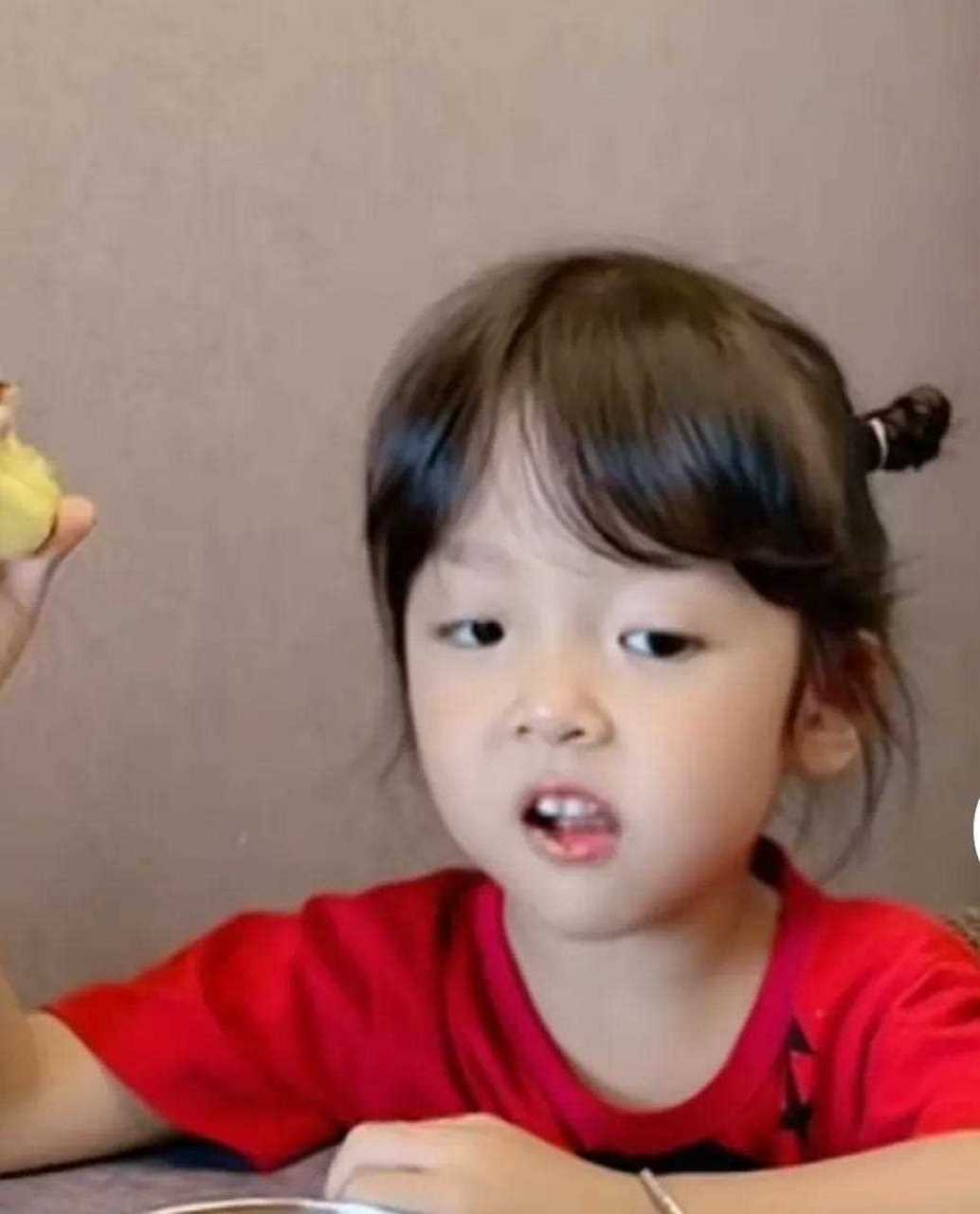 抖音上最火的两个小朋友,籼籼和小橙子.