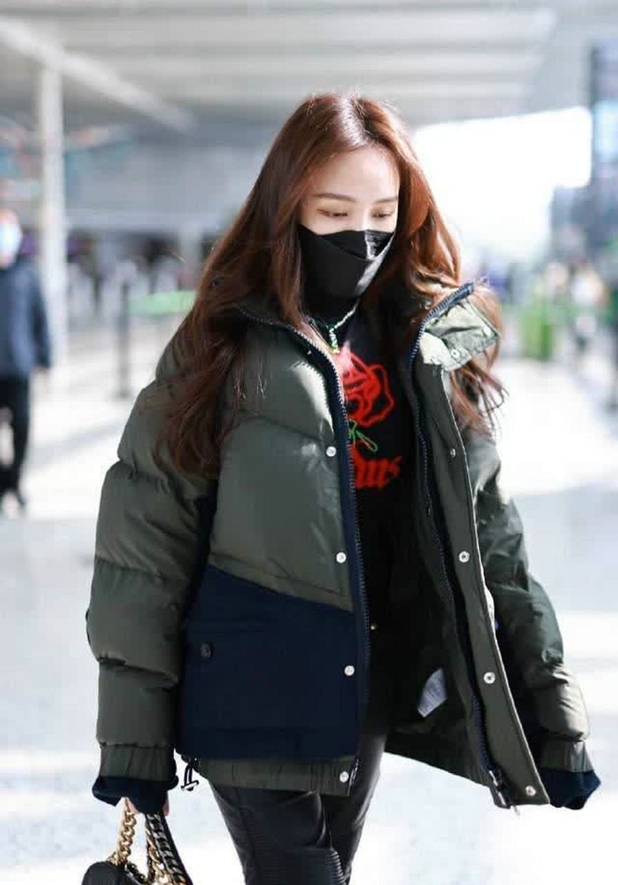 孟佳机场街拍真飒,短款棉服配紧身裤,"女团身材"抢镜