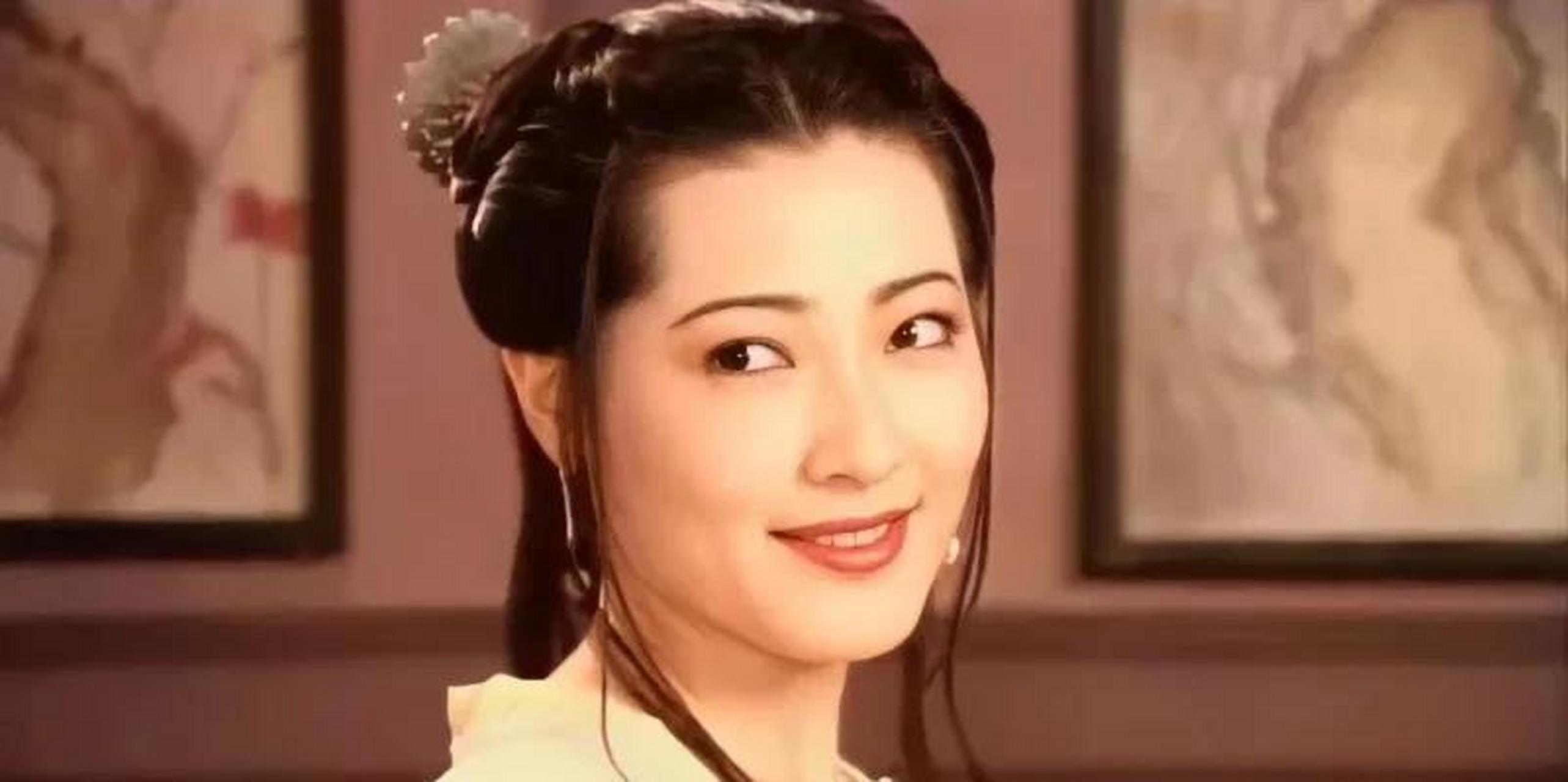 近日,47岁的"潘金莲"杨思敏罕见露面,照片中的她依