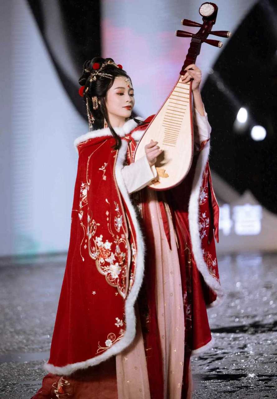 王一菲国风大典造型[骷髅] 桂花香里红颜俏,琵琶声声醉相思.