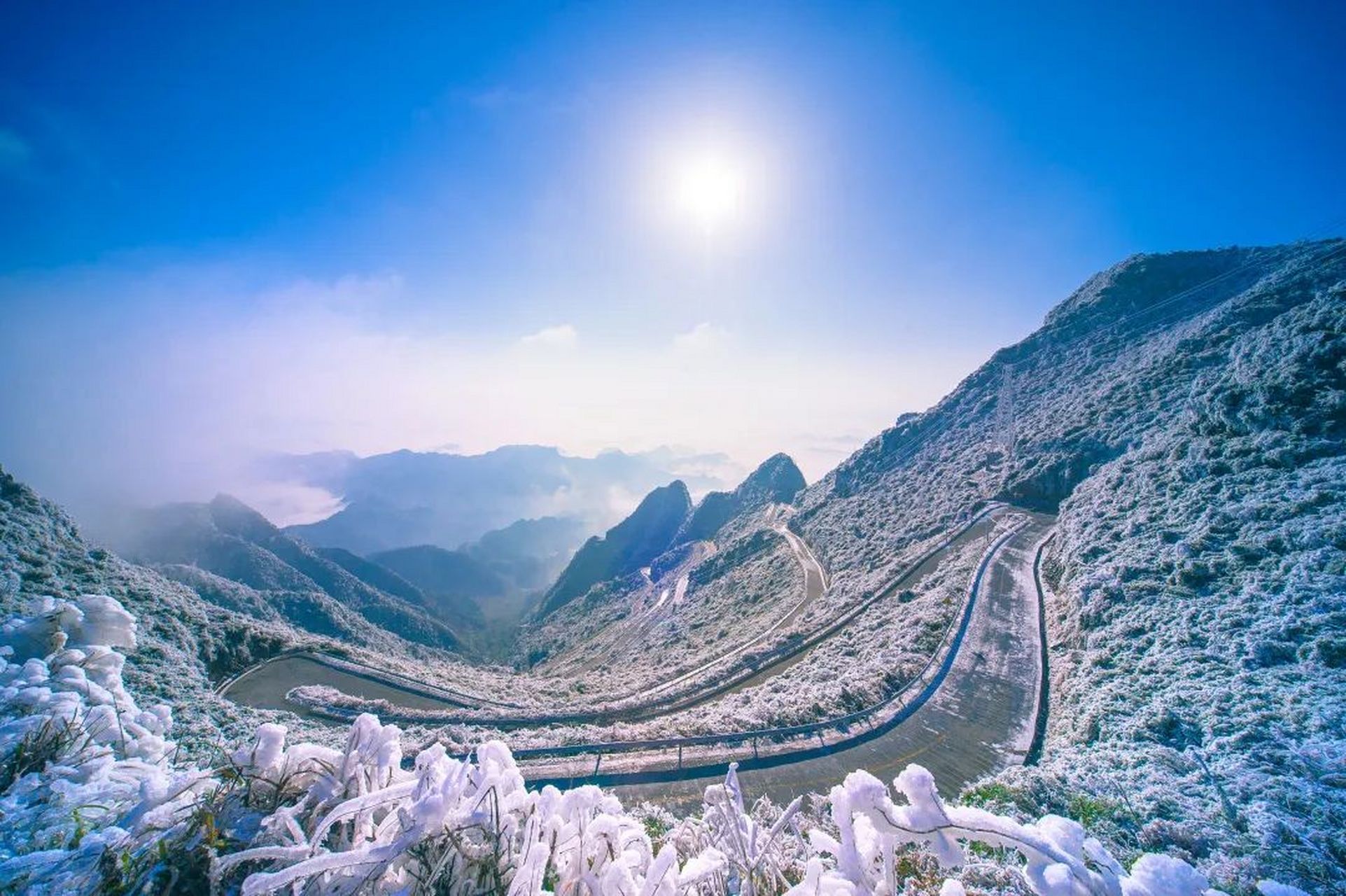 "春看映山红遍,夏可乘凉避暑,秋品芭茅飞雪,冬赏北国风光,川河盖被称
