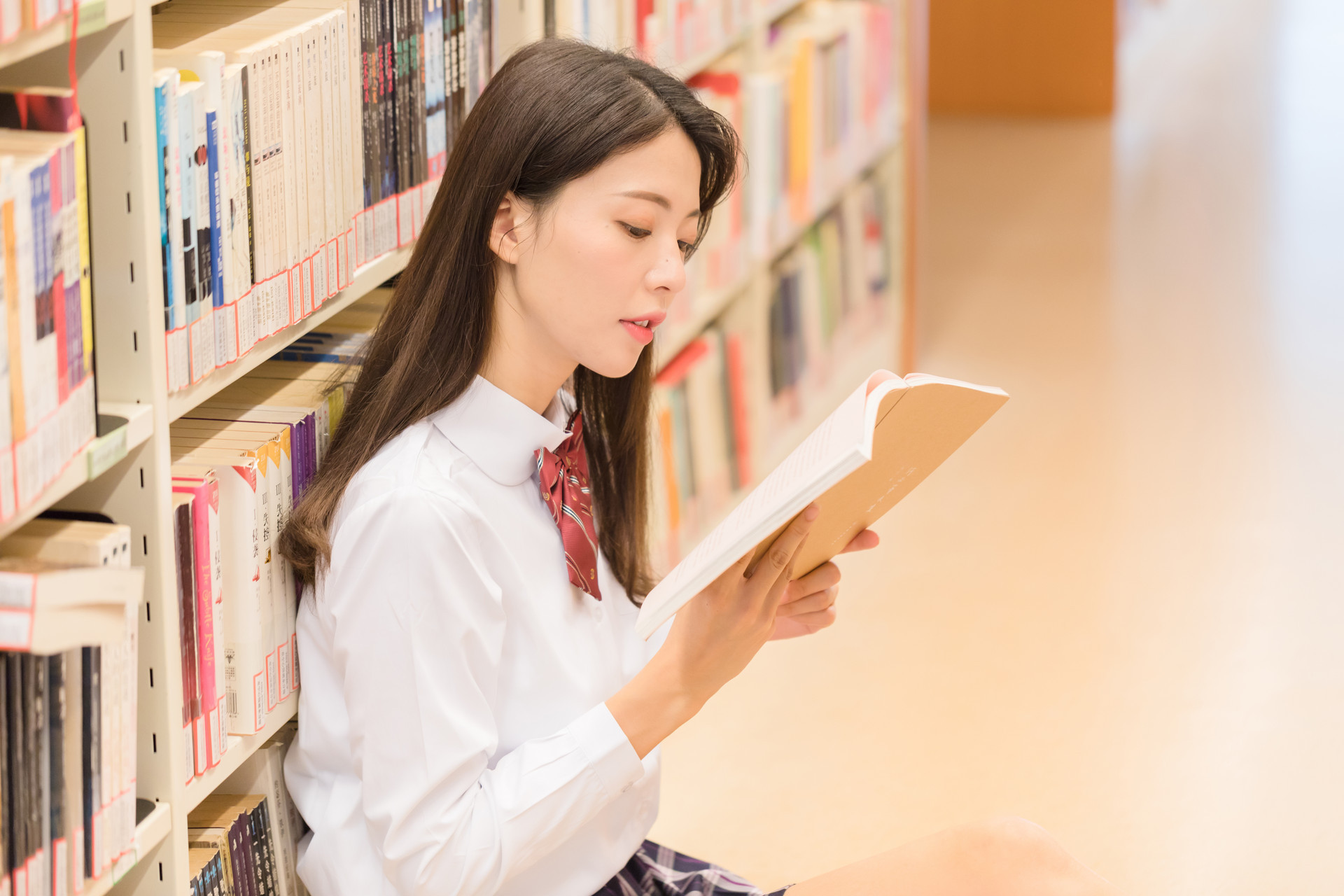 摆姿:利用图书馆的书做道具 2.服饰搭配:以淡雅清新为主