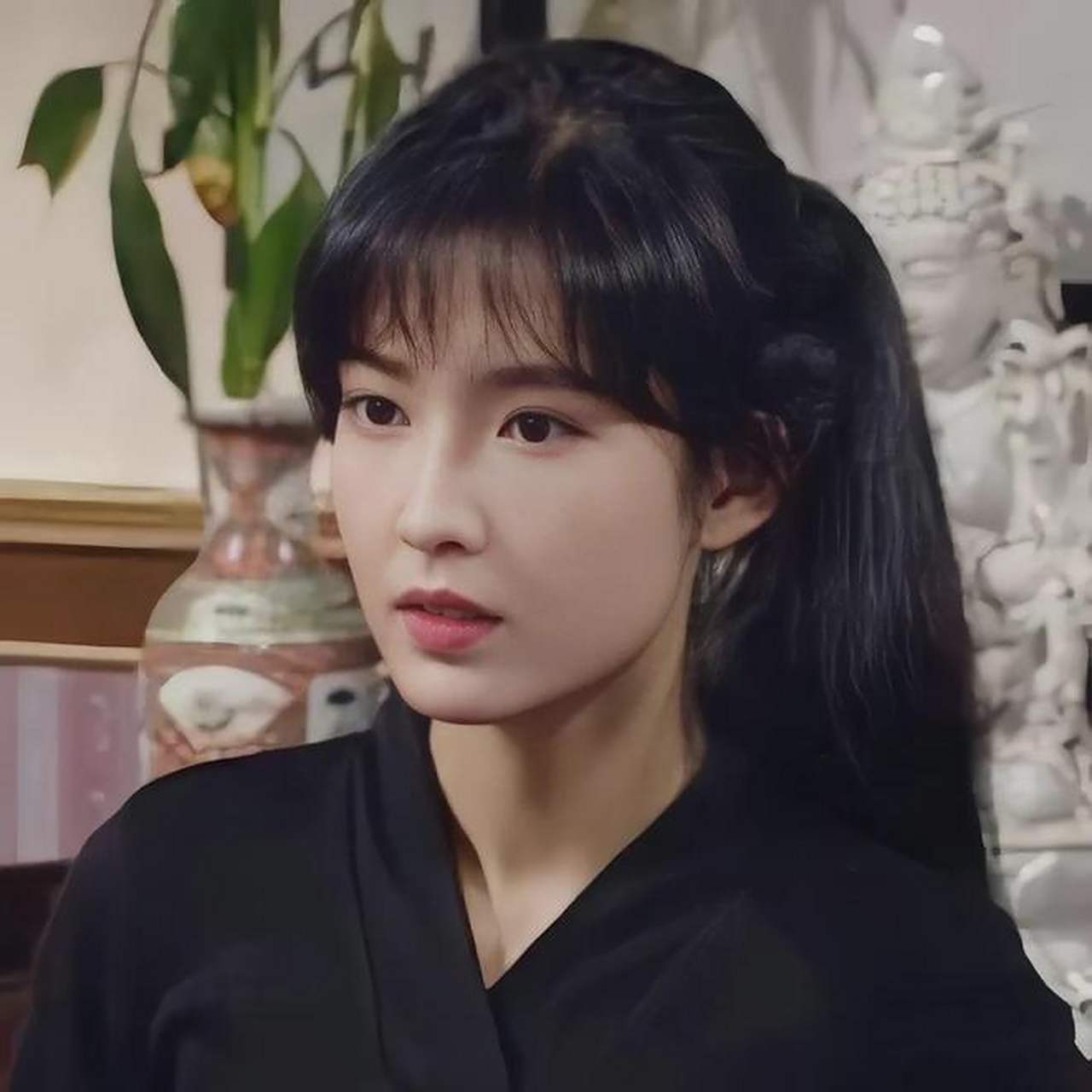 周慧敏年轻时被称作"清纯玉女",真正获得了观众的认可,其他所谓的"