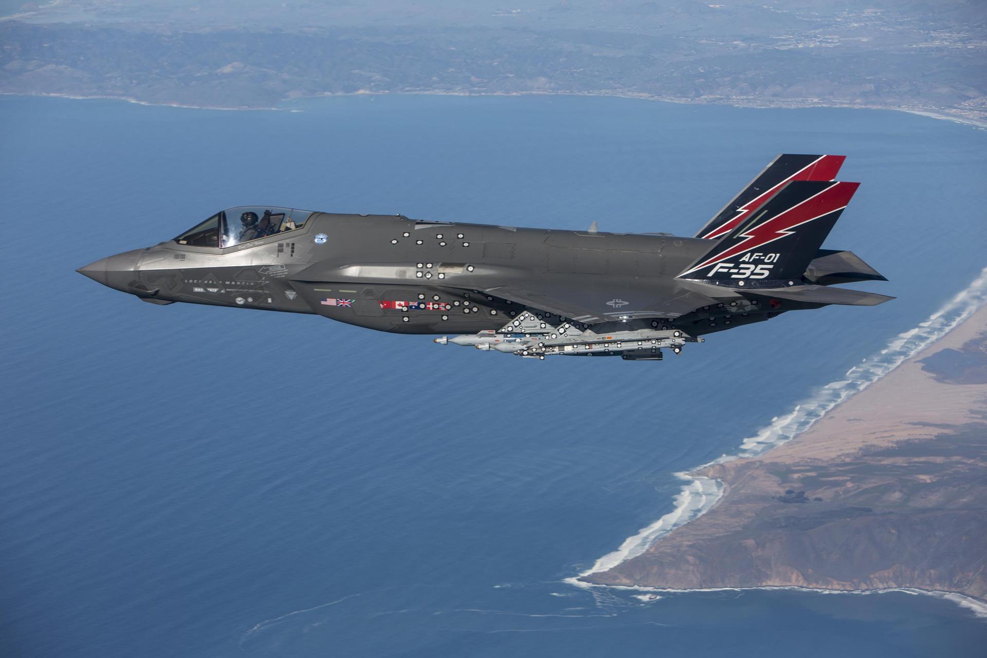02f-35"闪电"战斗机是美国研制的一款第五代多用途战斗机,也是当前