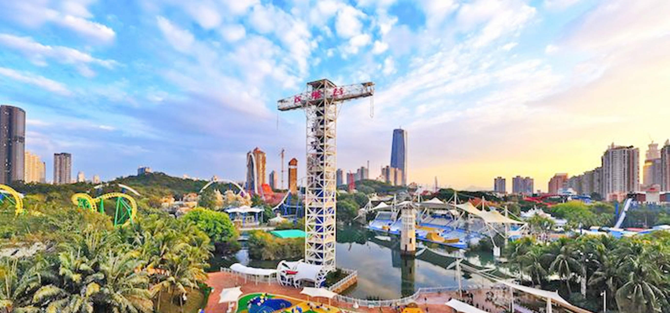 蹦极是一项极具刺激和挑战性的极限运动,在成都欢乐谷,也有一处蹦极