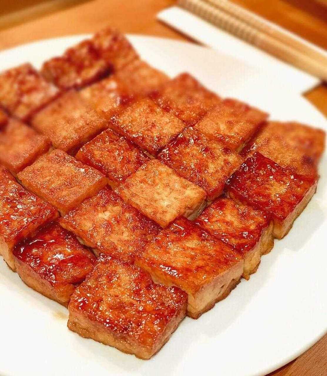 晚餐香煎嫩豆腐  【食材准备】豆腐半大块,蚝油半勺,酱油1勺半,老抽一